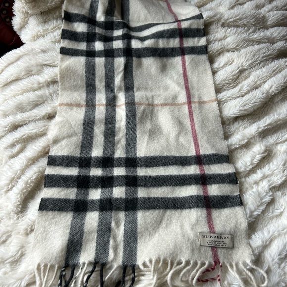 Burberry Classic Check 100%Cashmere Scarf Authentic in excellent condition! - Picture 6 of 10